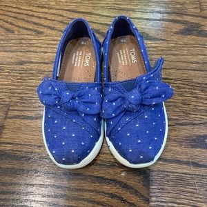Like new!  Toddler girls Toms with bow- size 8